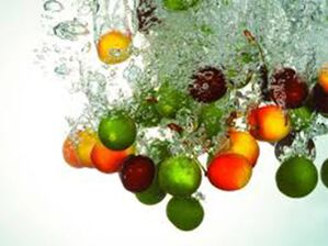 تقشير الفاكهة بأحماض الفاكهة مما يجدد خلايا الجلد